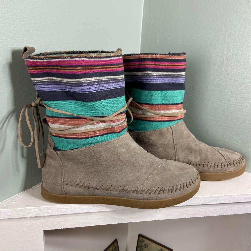 Toms Nepal Suede Calf Moccasin Boots Guatemalan Stripes 8.5 Wide Width
